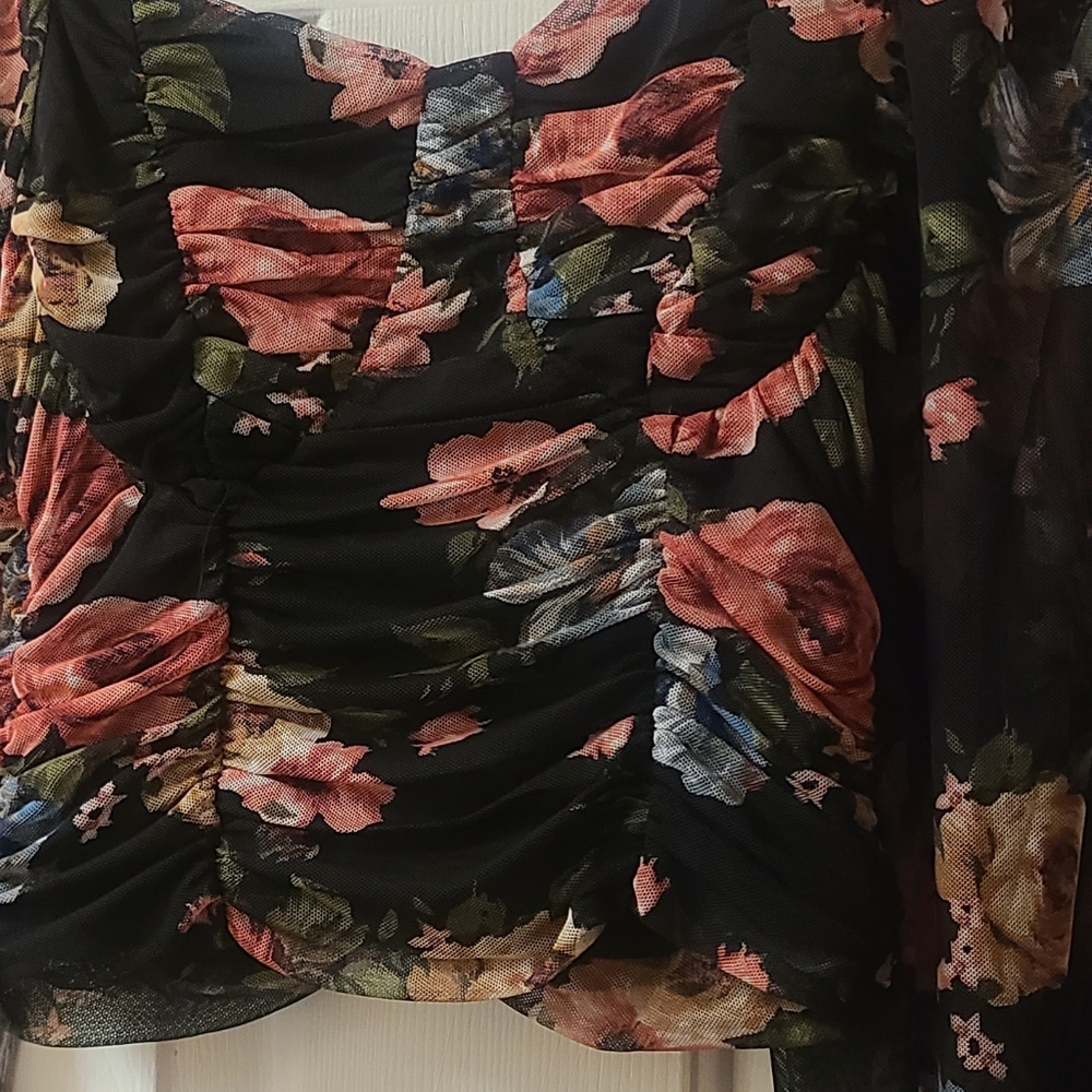 Evolutionary Junior  Sz L Black with Roses/Wild Flower design ruched crop top - Picture 5 of 5